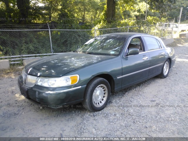 1LNHM81W0YY824114 - 2000 LINCOLN TOWN CAR EXECUTIVE GREEN photo 2