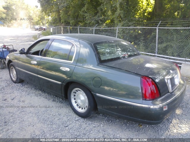 1LNHM81W0YY824114 - 2000 LINCOLN TOWN CAR EXECUTIVE GREEN photo 3