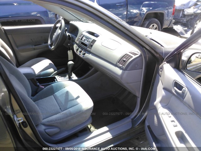 4T1BF32KX24518048 - 2002 TOYOTA CAMRY LE/XLE/SE Сұр фото 5