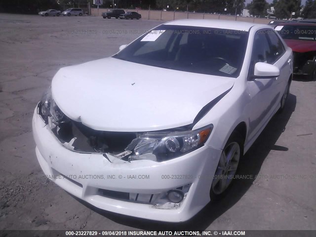 4T1BF1FK1EU394156 - 2014 TOYOTA CAMRY L/SE/LE/XLE WHITE photo 2