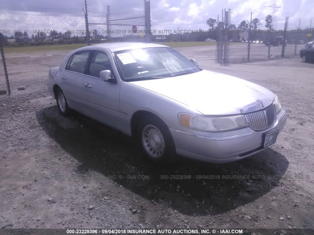 1LNHM81W0YY935682 - 2000 LINCOLN TOWN CAR EXECUTIVE SILVER photo 1