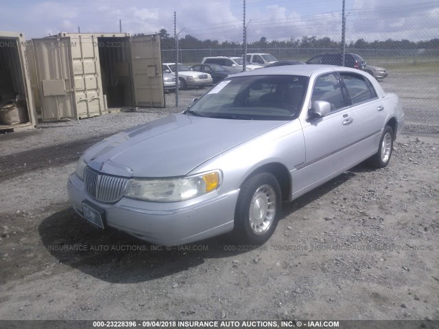 1LNHM81W0YY935682 - 2000 LINCOLN TOWN CAR EXECUTIVE SILVER photo 2