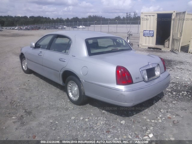 1LNHM81W0YY935682 - 2000 LINCOLN TOWN CAR EXECUTIVE SILVER photo 3