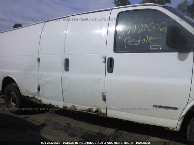 1GCHG39R621131657 - 2002 CHEVROLET EXPRESS G3500  WHITE photo 6