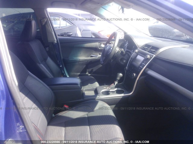 4T1BF1FK8FU918033 - 2015 TOYOTA CAMRY LE/XLE/SE/XSE 紫色 照片 5