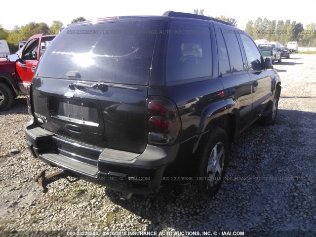 1GNDT13S752379657 - 2005 CHEVROLET TRAILBLAZER LS/LT BLACK photo 4