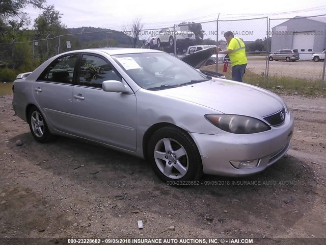 4T1BE32K15U411039 - 2005 TOYOTA CAMRY LE/XLE/SE 银色 照片 1