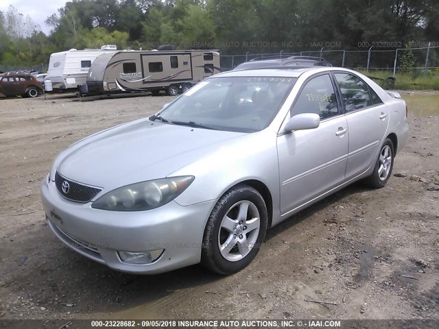 4T1BE32K15U411039 - 2005 TOYOTA CAMRY LE/XLE/SE SILVER photo 2