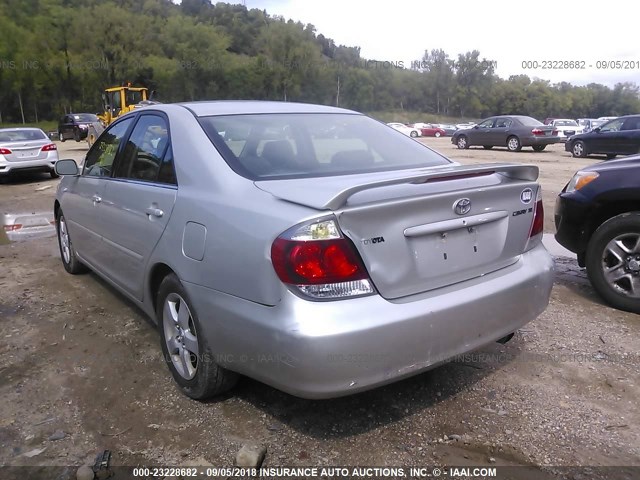 4T1BE32K15U411039 - 2005 TOYOTA CAMRY LE/XLE/SE SILVER photo 3