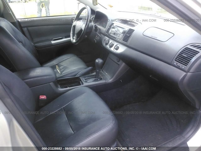 4T1BE32K15U411039 - 2005 TOYOTA CAMRY LE/XLE/SE 银色 照片 5