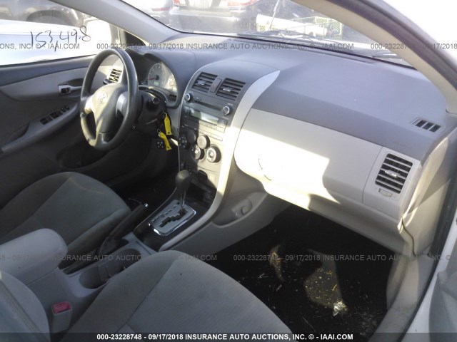 1NXBU4EE4AZ280827 - 2010 TOYOTA COROLLA S/LE/XLE WHITE photo 5