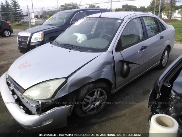 1FAFP34P81W235944 - 2001 FORD FOCUS SE/SE COMFORT SILVER photo 2