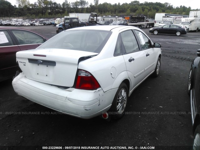 1FAHP34N87W234695 - 2007 FORD FOCUS ZX4/S/SE/SES 白色 照片 4