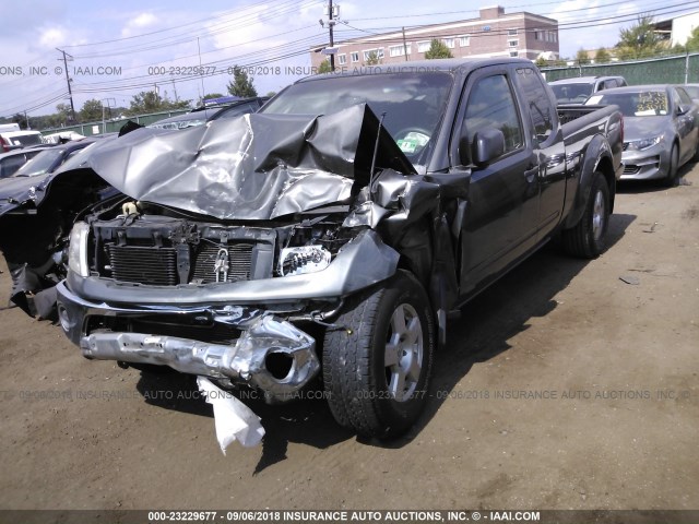 1N6AD06W28C407085 - 2008 NISSAN FRONTIER KING CAB LE/SE/OFF ROAD GRAY photo 2