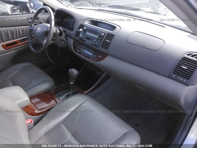 JTDBF30K640152011 - 2004 TOYOTA CAMRY LE/XLE SILVER photo 5