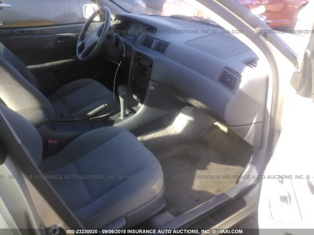 4T1BG22K91U027833 - 2001 TOYOTA CAMRY CE/LE/XLE 银色 照片 5