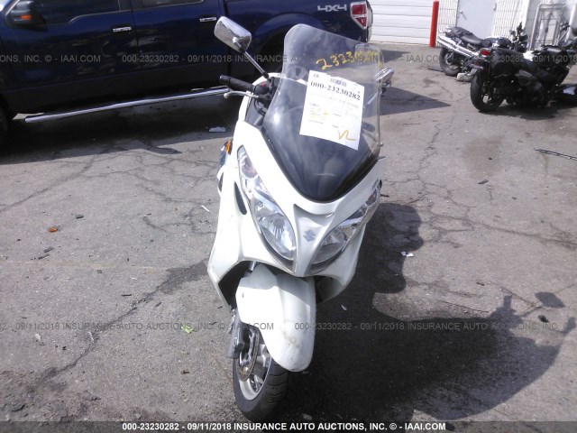 JS1CK44B8B2100424 - 2011 SUZUKI AN400 A WHITE photo 5