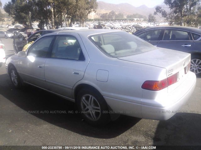 JT2BG22K5Y0513182 - 2000 TOYOTA CAMRY CE/LE/XLE SILVER photo 3