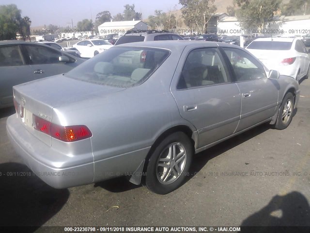 JT2BG22K5Y0513182 - 2000 TOYOTA CAMRY CE/LE/XLE SILVER photo 4