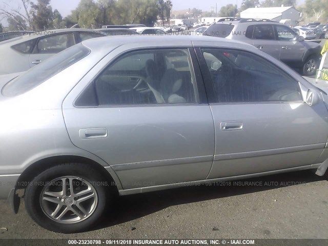 JT2BG22K5Y0513182 - 2000 TOYOTA CAMRY CE/LE/XLE SILVER photo 6