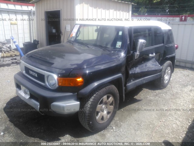 JTEZU11F270018056 - 2007 TOYOTA FJ CRUISER BLACK photo 2