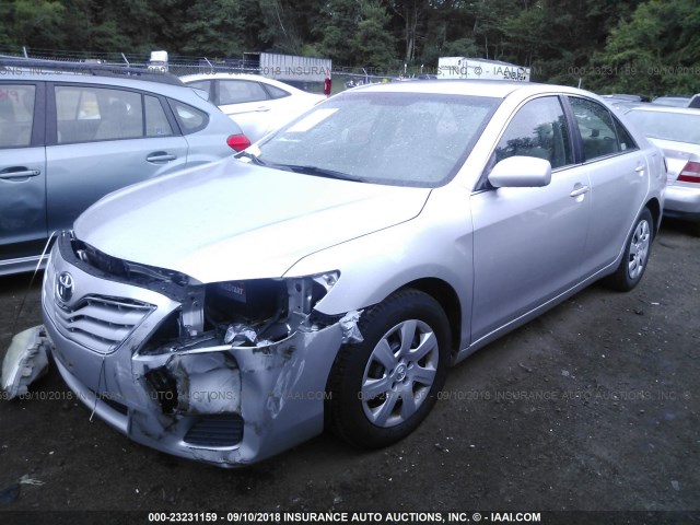 4T1BF3EK9AU098499 - 2010 TOYOTA CAMRY SE/LE/XLE ვერცხლისფერი ფოტო 2