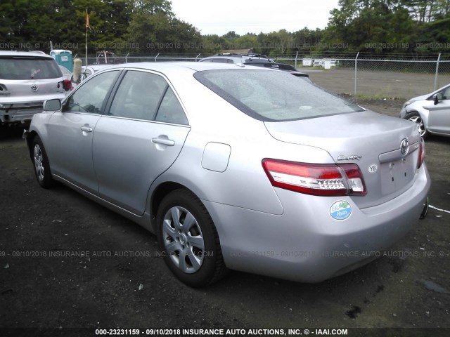 4T1BF3EK9AU098499 - 2010 TOYOTA CAMRY SE/LE/XLE ვერცხლისფერი ფოტო 3