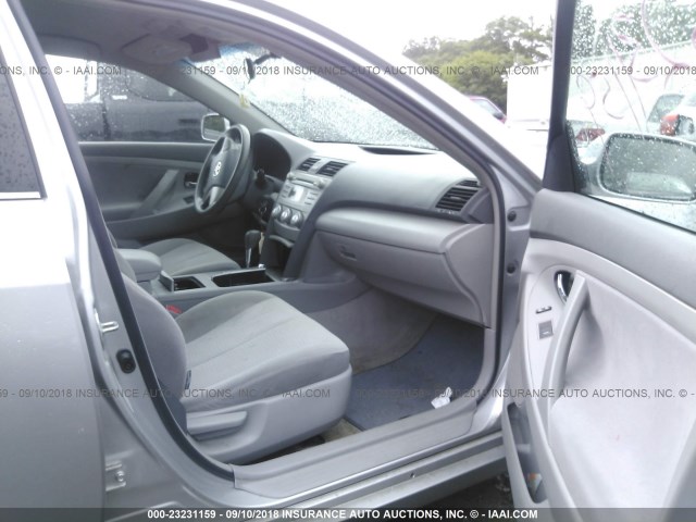 4T1BF3EK9AU098499 - 2010 TOYOTA CAMRY SE/LE/XLE ვერცხლისფერი ფოტო 5