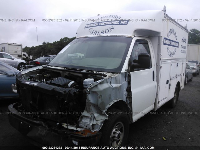 1GDHG31U251141814 - 2005 GMC SAVANA CUTAWAY G3500 WHITE photo 2