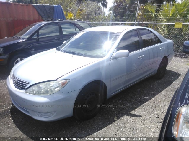 4T1BE32K95U519540 - 2005 TOYOTA CAMRY LE/XLE/SE 浅蓝色 照片 2