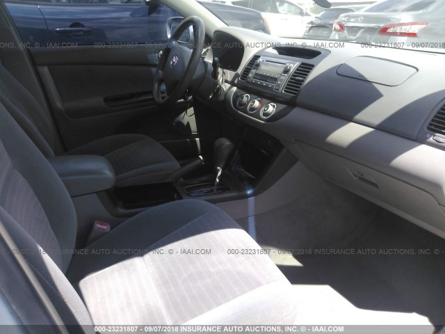 4T1BE32K95U519540 - 2005 TOYOTA CAMRY LE/XLE/SE 浅蓝色 照片 5