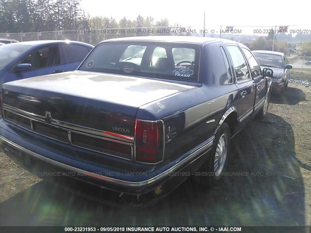 1LNLM82W4SY627978 - 1995 LINCOLN TOWN CAR SIGNATURE/SPINNAKER BLUE photo 4