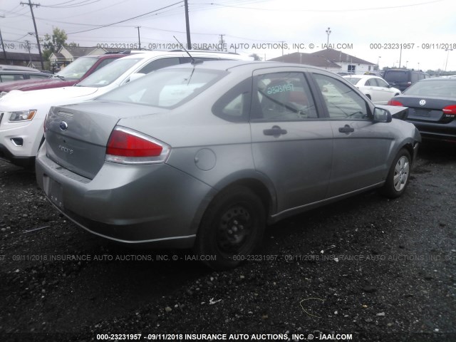 1FAHP34N28W150549 - 2008 FORD FOCUS S/SE GRAY photo 4