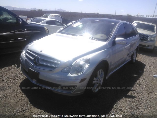 4JGCB75EX7A037206 - 2007 MERCEDES-BENZ R 500 SILVER photo 2