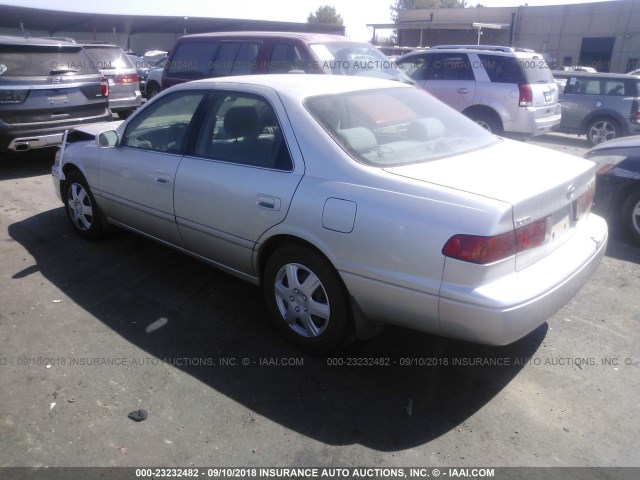 JT2BG22K610549369 - 2001 TOYOTA CAMRY CE/LE/XLE 银色 照片 3