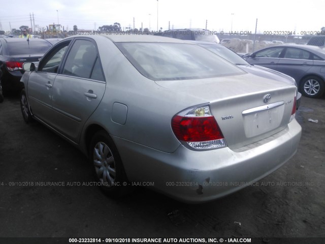 4T1BE32K75U065160 - 2005 TOYOTA CAMRY LE/XLE/SE SILVER photo 3