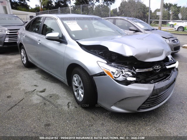 4T1BF1FK7HU393498 - 2017 TOYOTA CAMRY 银色 照片 1