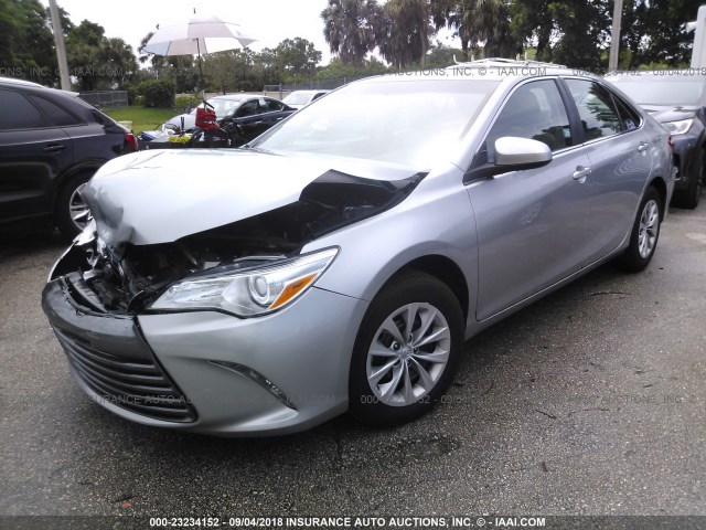 4T1BF1FK7HU393498 - 2017 TOYOTA CAMRY 银色 照片 2