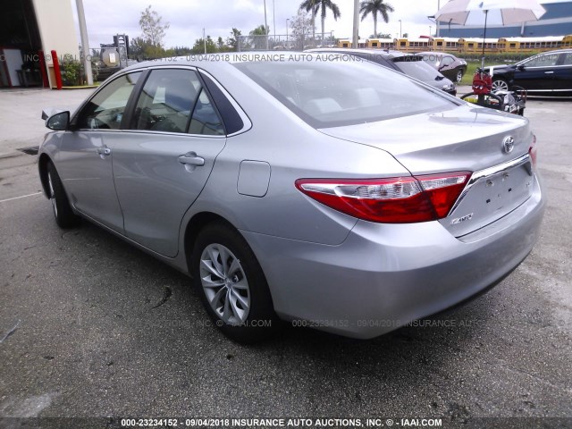 4T1BF1FK7HU393498 - 2017 TOYOTA CAMRY 银色 照片 3