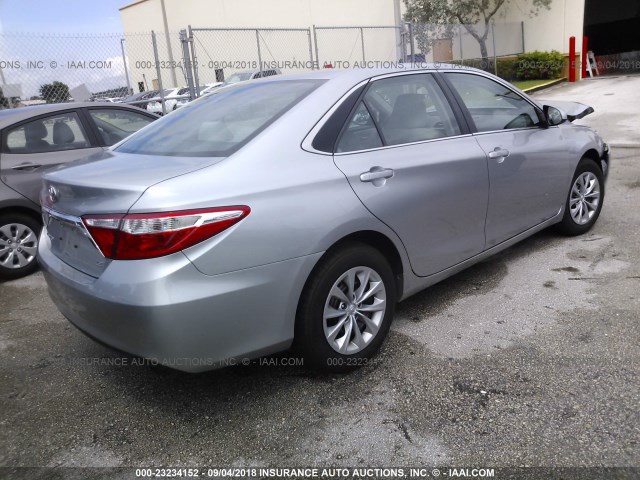 4T1BF1FK7HU393498 - 2017 TOYOTA CAMRY 银色 照片 4