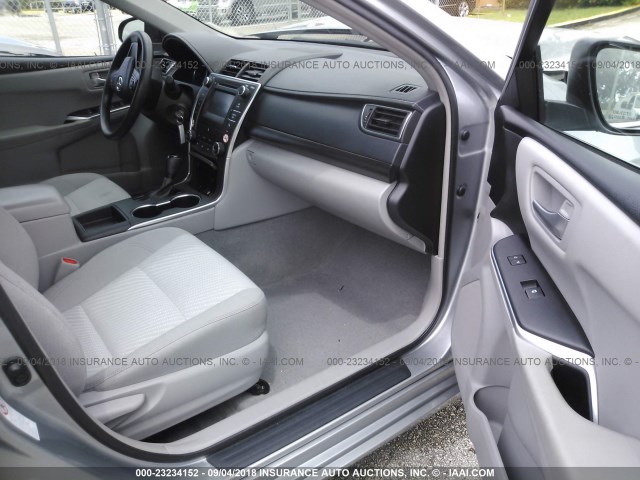 4T1BF1FK7HU393498 - 2017 TOYOTA CAMRY 银色 照片 5
