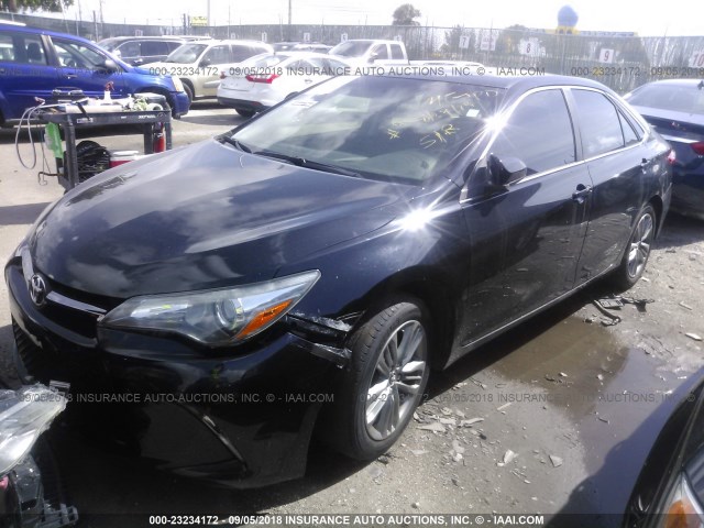 4T1BF1FK0FU002821 - 2015 TOYOTA CAMRY LE/XLE/SE/XSE BLACK photo 2
