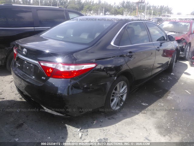4T1BF1FK0FU002821 - 2015 TOYOTA CAMRY LE/XLE/SE/XSE BLACK photo 4