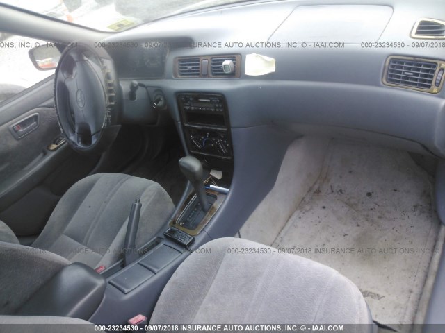 4T1BG22K1WU260788 - 1998 TOYOTA CAMRY CE/LE/XLE 红色 照片 5