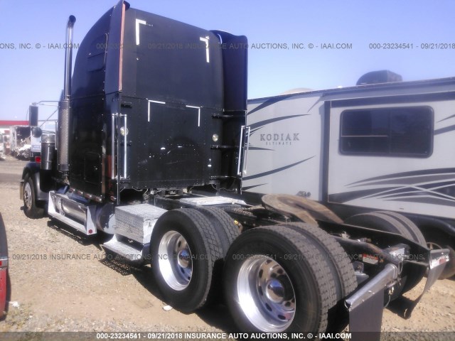 1FUPCXYBXYPB33769 - 2000 FREIGHTLINER FLD120 FLD120 BLACK photo 3