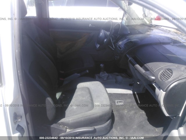 3VWBC21C7YM489880 - 2000 VOLKSWAGEN NEW BEETLE GL 白色 照片 5
