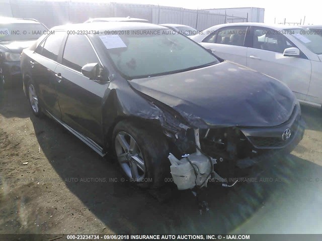 4T1BF1FK6EU817121 - 2014 TOYOTA CAMRY L/SE/LE/XLE ნაცრისფერი ფოტო 1