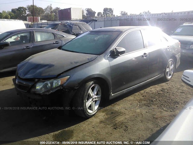 4T1BF1FK6EU817121 - 2014 TOYOTA CAMRY L/SE/LE/XLE ნაცრისფერი ფოტო 2
