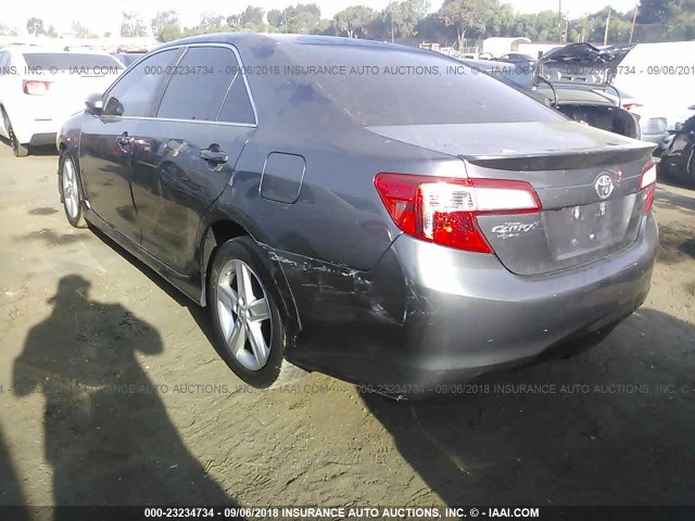 4T1BF1FK6EU817121 - 2014 TOYOTA CAMRY L/SE/LE/XLE ნაცრისფერი ფოტო 3