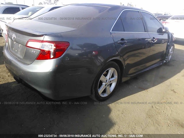 4T1BF1FK6EU817121 - 2014 TOYOTA CAMRY L/SE/LE/XLE ნაცრისფერი ფოტო 4